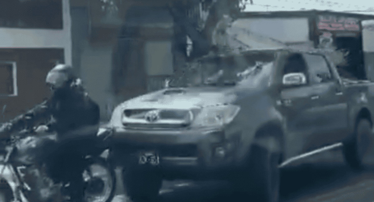 Furia al volante en Santa Lucía: discutió, le chocó la moto dos veces y se dio a la fuga