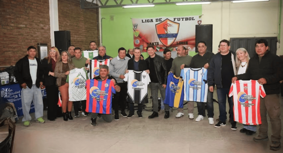 Festejo y nueva indumentaria: Santa Lucía celebró a lo grande los 33 años de su Liga de Fútbol Festejo y nueva indumentaria: Santa Lucía celebró a lo grande los 33 años de su Liga de Fútbol