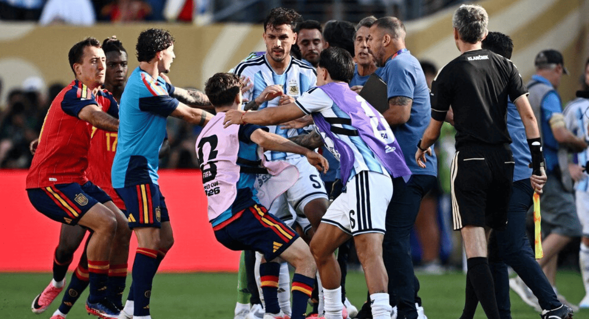 Escándalo y sanción de la FIFA contra Argentina: 10 fechas de suspensión para Paredes y 7 para Nahuel Molina.