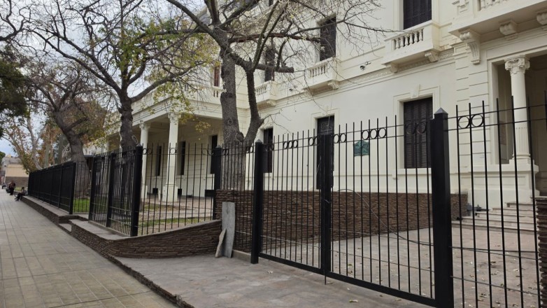 13cd6fd1b5a7fa3e36bc1d2c231034beec_L (1).jpg El Gobierno de San Juan, mediante el Ministerio de Infraestructura, Agua y Energía, realizó la restauración integral de la fachada histórica del Hospital Dr. Guillermo Rawson