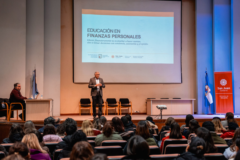Más de 500 docentes completaron la formación en alfabetización financiera