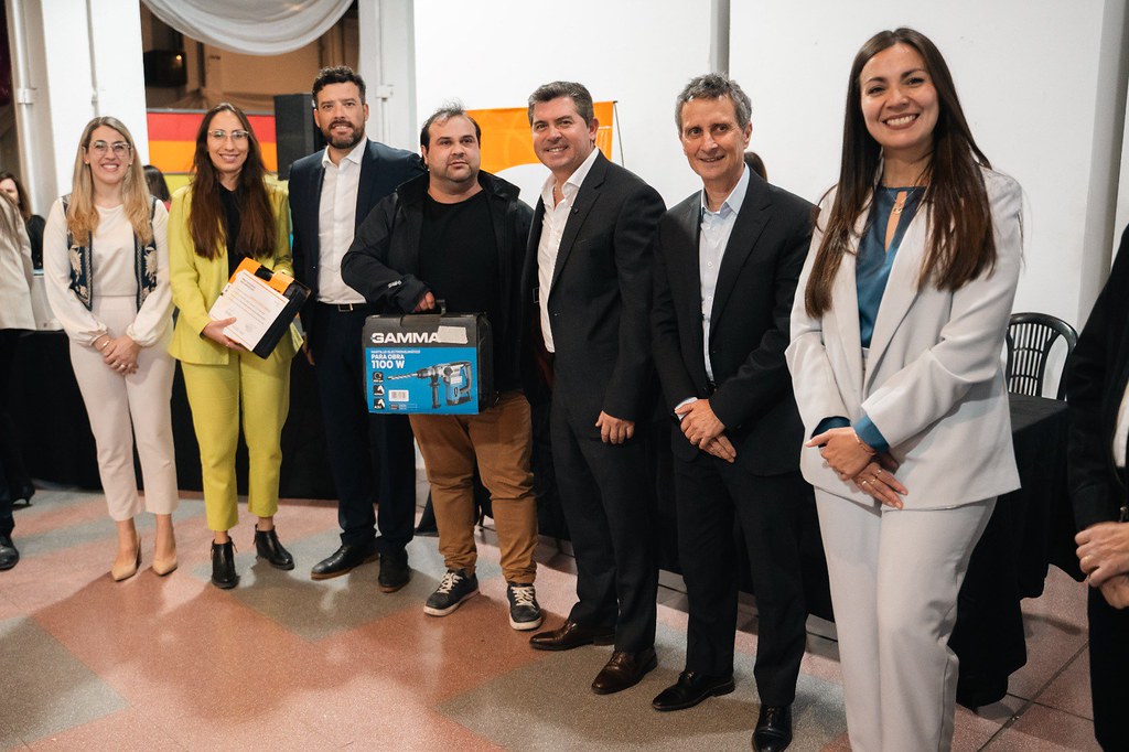 El gobernador Marcelo Orrego y el ministro de Familia y Desarrollo Humano, Carlos Platero, presidieron la entrega de herramientas e insumos destinados a fortalecer al ecosistema emprendedor y cooperativista de la provincia.