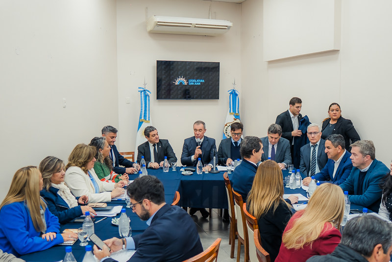 El vicegobernador Fabián Martín, junto al cuerpo legislativo, recibió en el Salón de Usos Culturales de la Cámara de Diputados a los ministros de Minería, Juan Pablo Perea, y de la Producción, Trabajo e Innovación, Gustavo Fernández, y al secretario General de la Gobernación, Emilio Achem