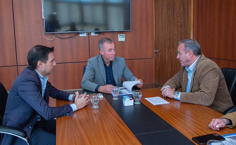 El vicegobernador y presidente nato de la Cámara de Diputados de San Juan, Fabián Martín, recibió en el edificio Anexo de la Legislatura a integrantes de la Asociación Civil Desarrollo Integración Paso de Agua Negra (DIPAN), en un encuentro del que también participó el diputado provincial Luis Rueda.