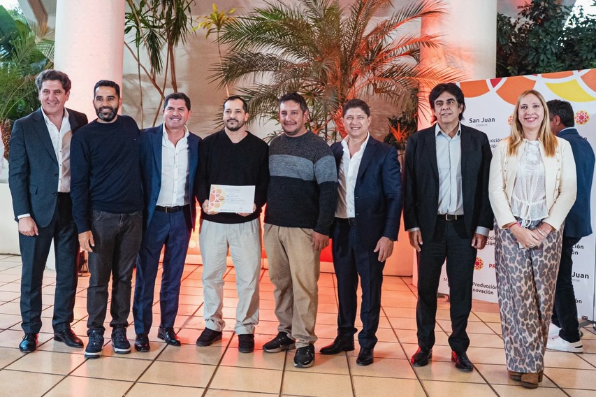 El intendente de Santa Lucia,Juan Jose Orrego,participo de una nueva entrega de certificados, herramientas e insumos del programa “Aprender, Trabajar y Producir”, encabezada por el Ministerio de Producción, junto a la Dirección de Empleo y Formación y equipos de trabajo del Gobierno provincial.
