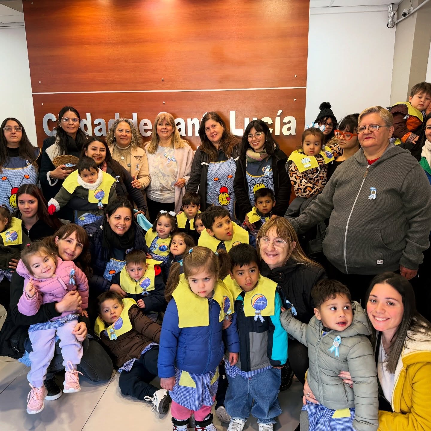 El municipio de Santa Lucia comenzó a vivir la Semana Patria con visitas de alumnos de las escuelas del departamento.