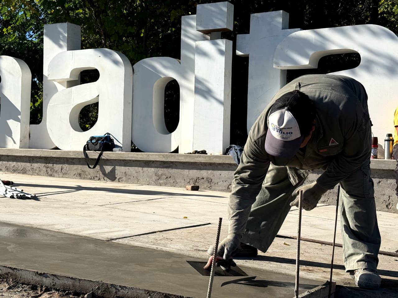 El municipio de 9 de Julio avanza con la obra del nuevo portal de ingreso de La Majadita, parte de la transformación del distrito