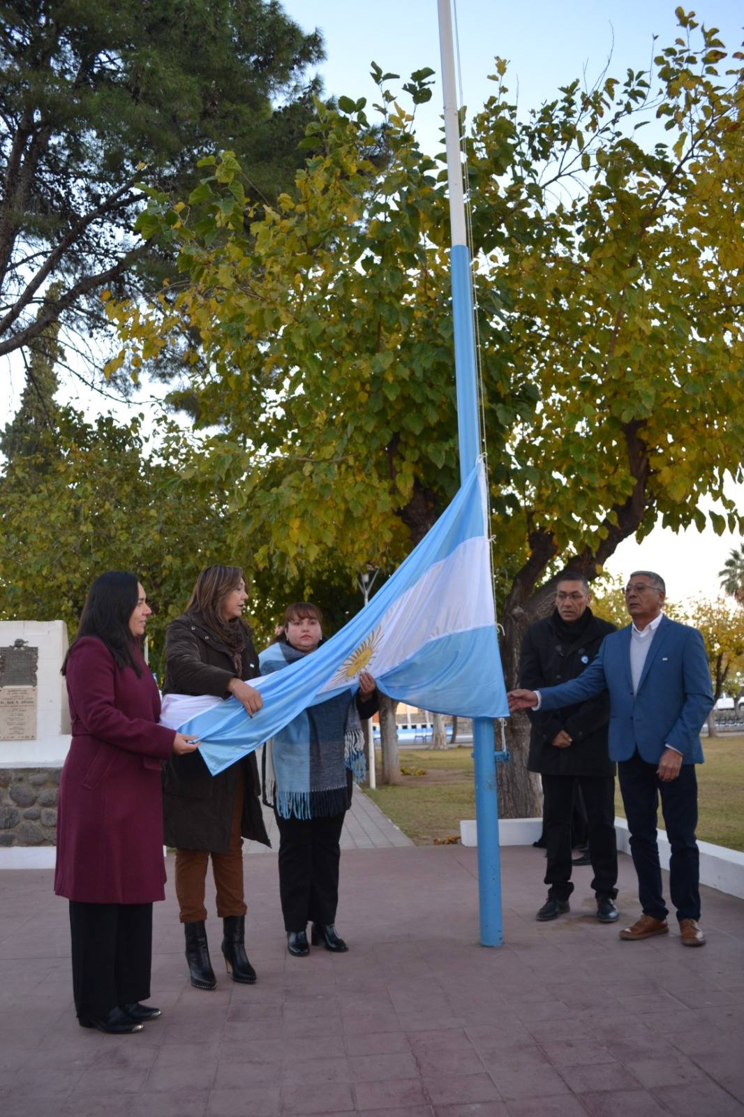 El intendente de Valle Fértil, Mario Riveros, vivió el 25 de Mayo junto a la comunidad con el izamiento del Pabellón Nacional y el Te Deum Patrio.