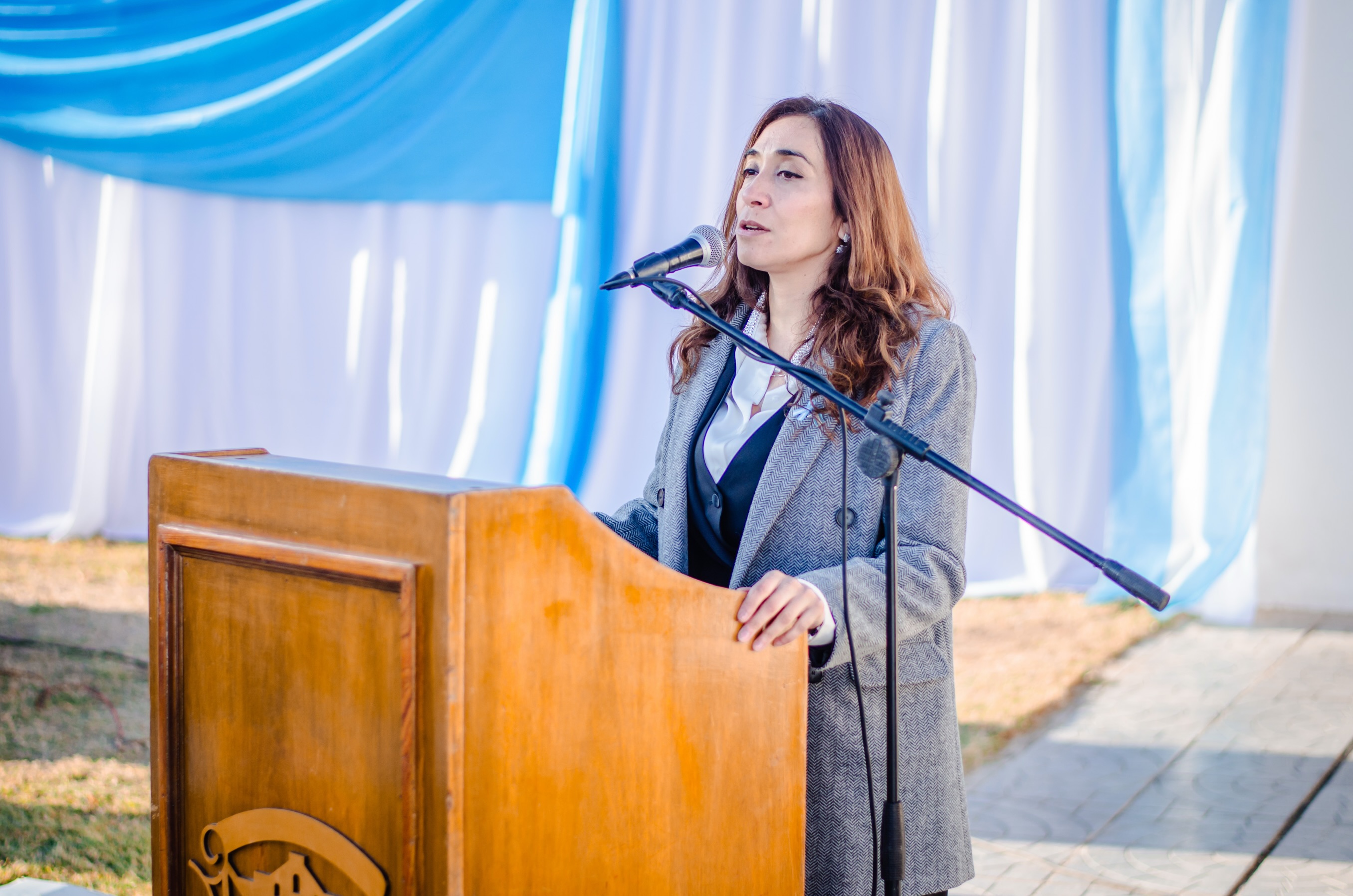 En un emotivo acto celebrado en las puertas del municipio, la intendenta Romina Rosas participo del acto del 25 de Mayo.