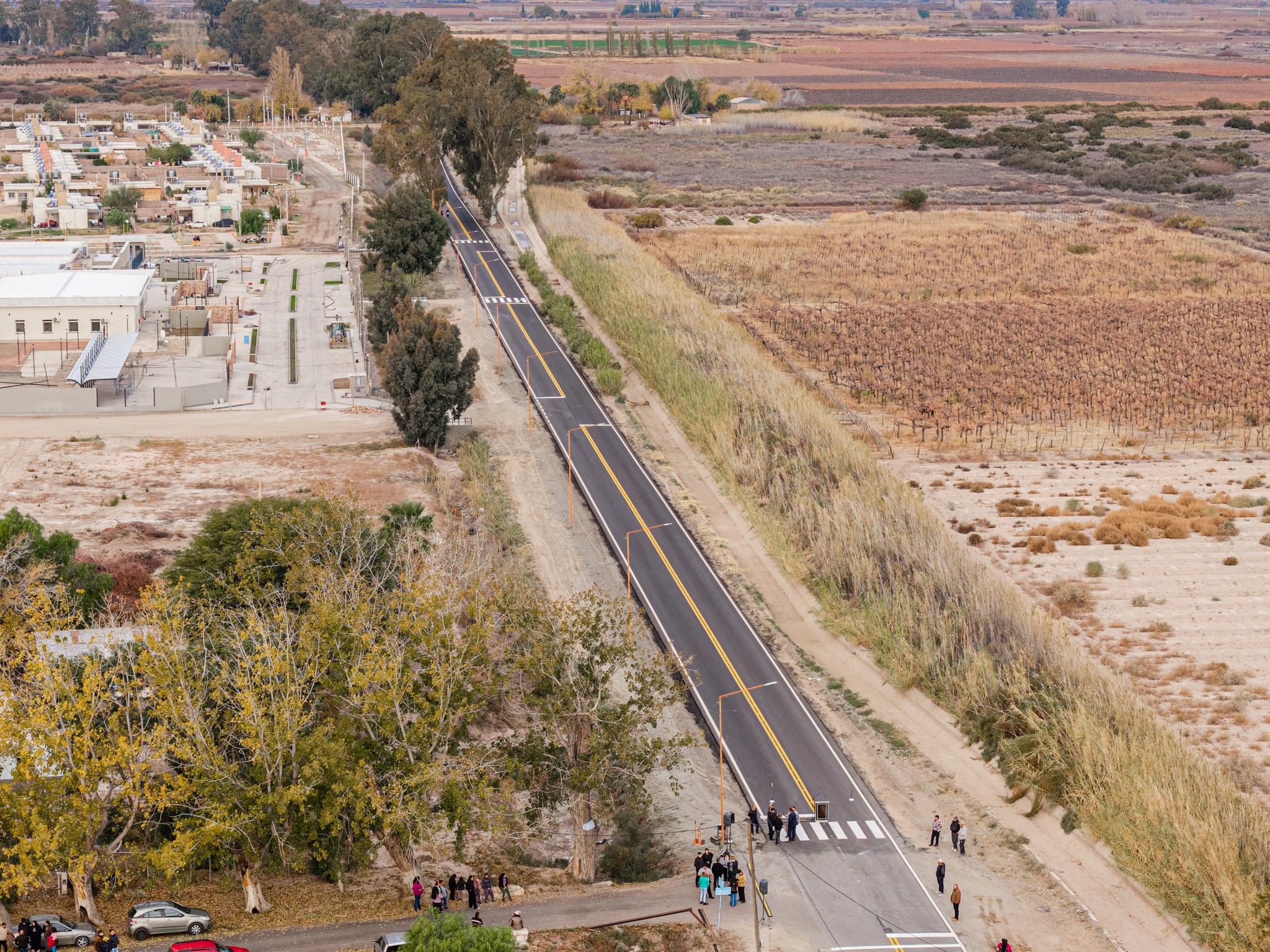 Con la mirada puesta en el futuro hospital Rizo Esparza, el gobernador de San Juan dejó habilitada la repavimentación de un tramo clave para la conectividad y prometió la pavimentación de calle San Juan y calle Aguilera,en Angaco.