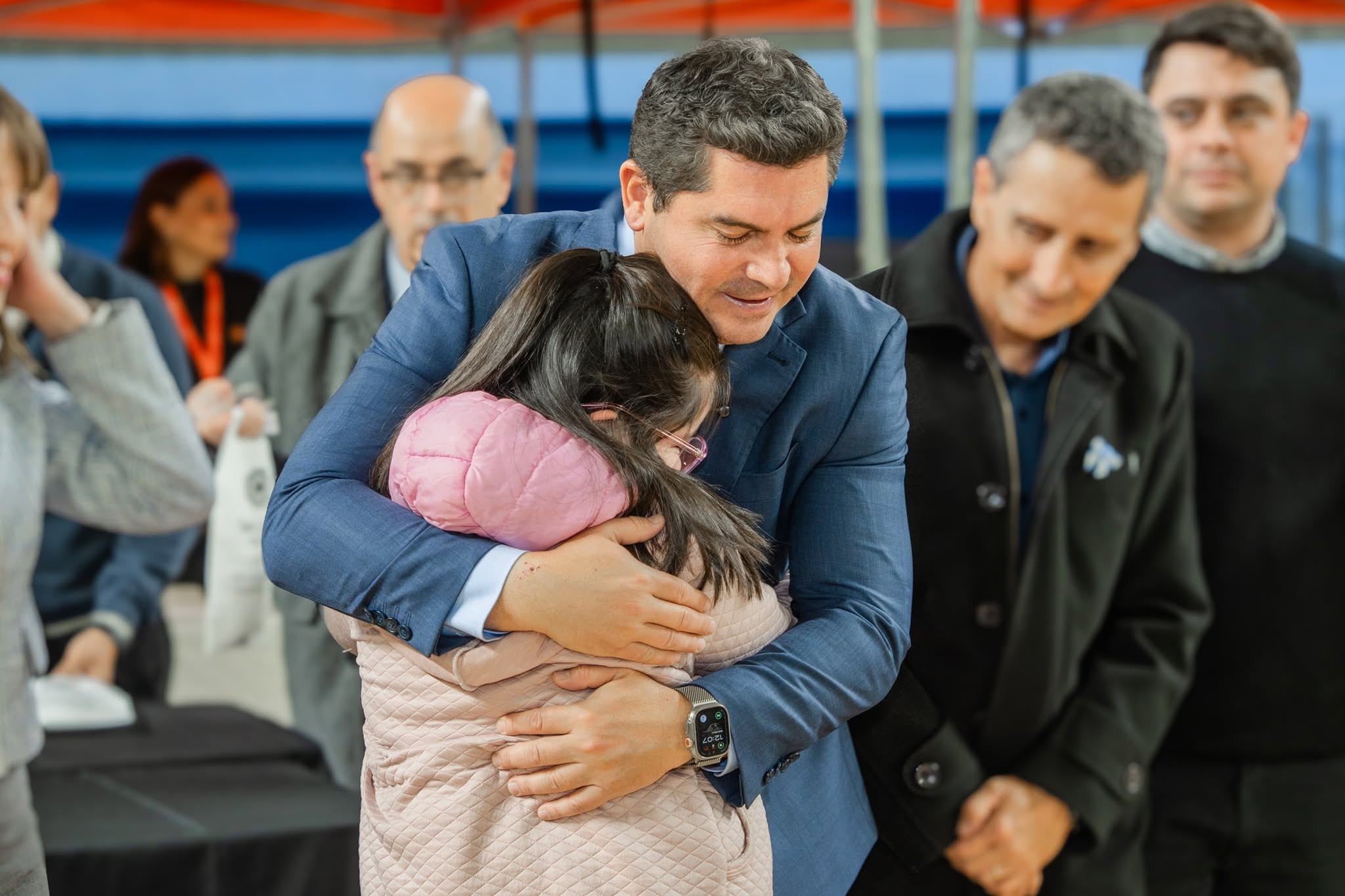 El gobernador Orrego entregó anteojos a más de 600 niños y adolescentes en Capital