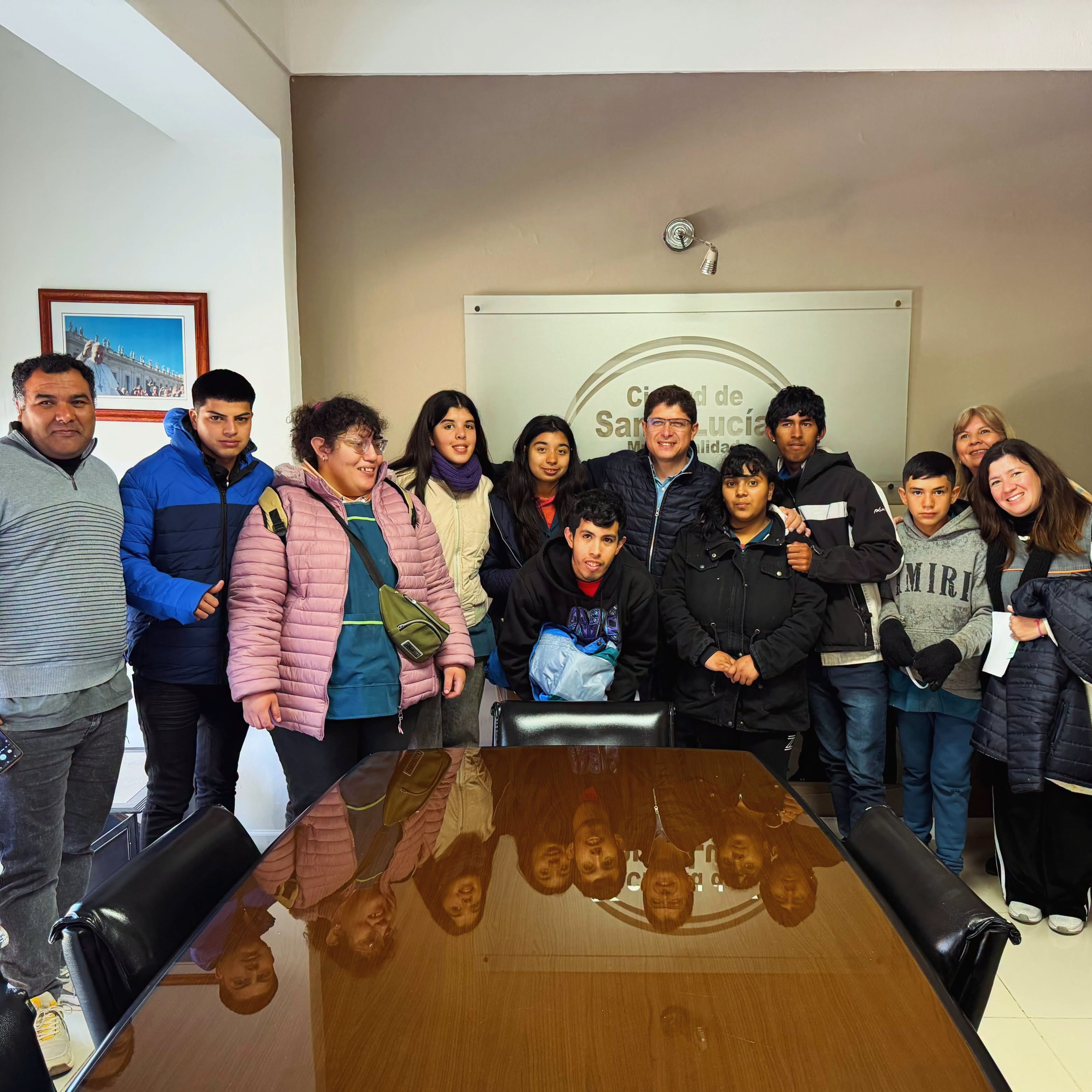 El intendente de Santa Lucia, Juan José Orrego, recibió la visita de alumnos del departamento San Martin.
