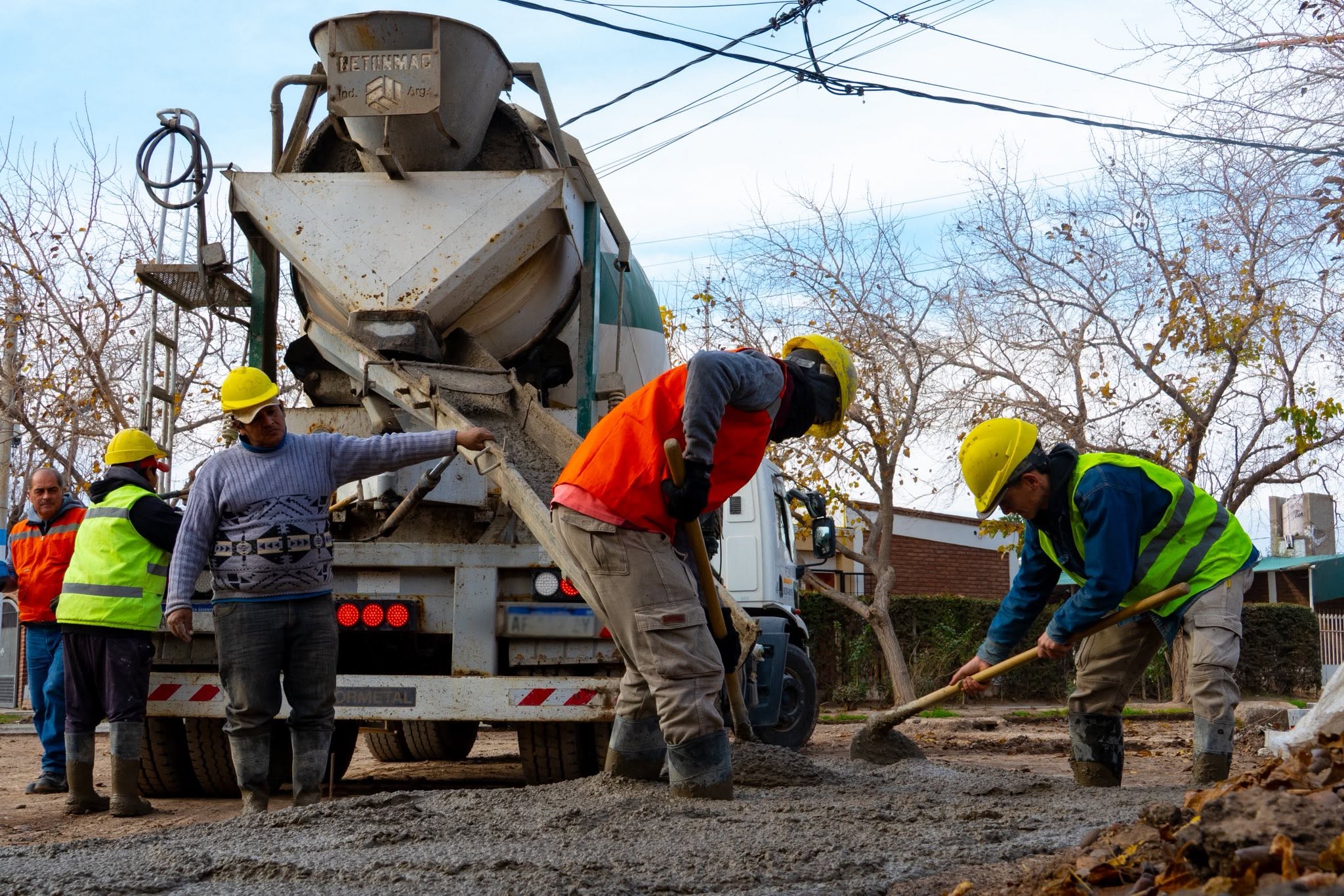 Avanzas mas obras que mejoran el transito en diferentes calles del departamento de Rawson.