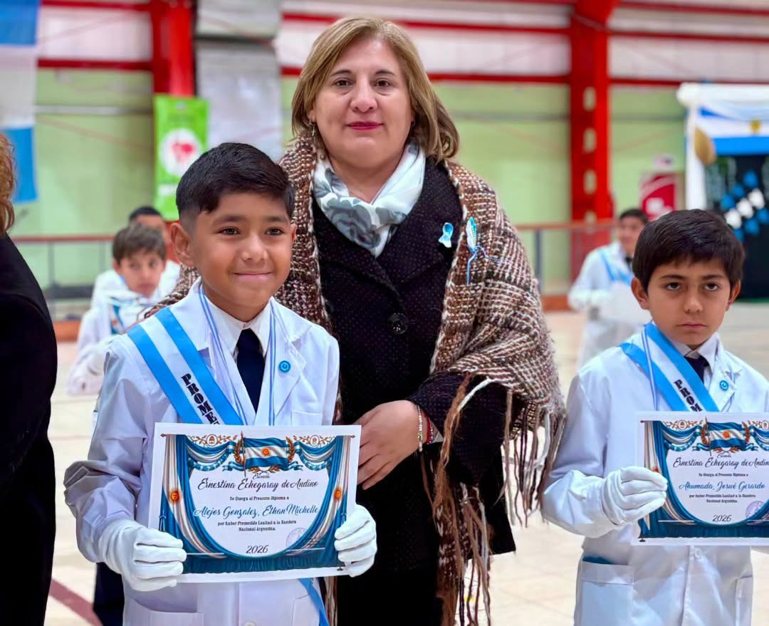 La intendenta Analia Becerra acompaño a los alumnos y alumnas de la Escuela Ernestina Echegaray de Andino en uno de los momentos más significativos de su etapa escolar,la Promesa de Lealtad a la Bandera Argentina