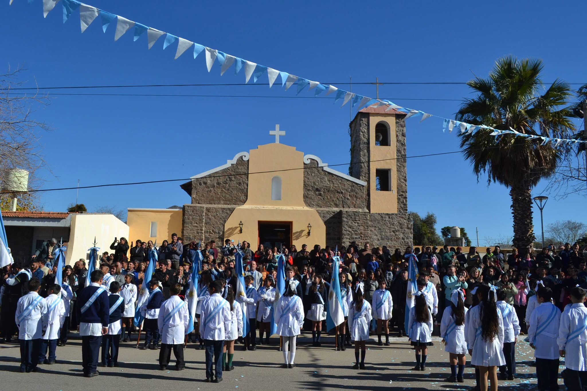 Valle Fertil celebro el acto por el Dia de la Bandera y Promesa de Lealtad de alumnos de 4º grado del departamento.