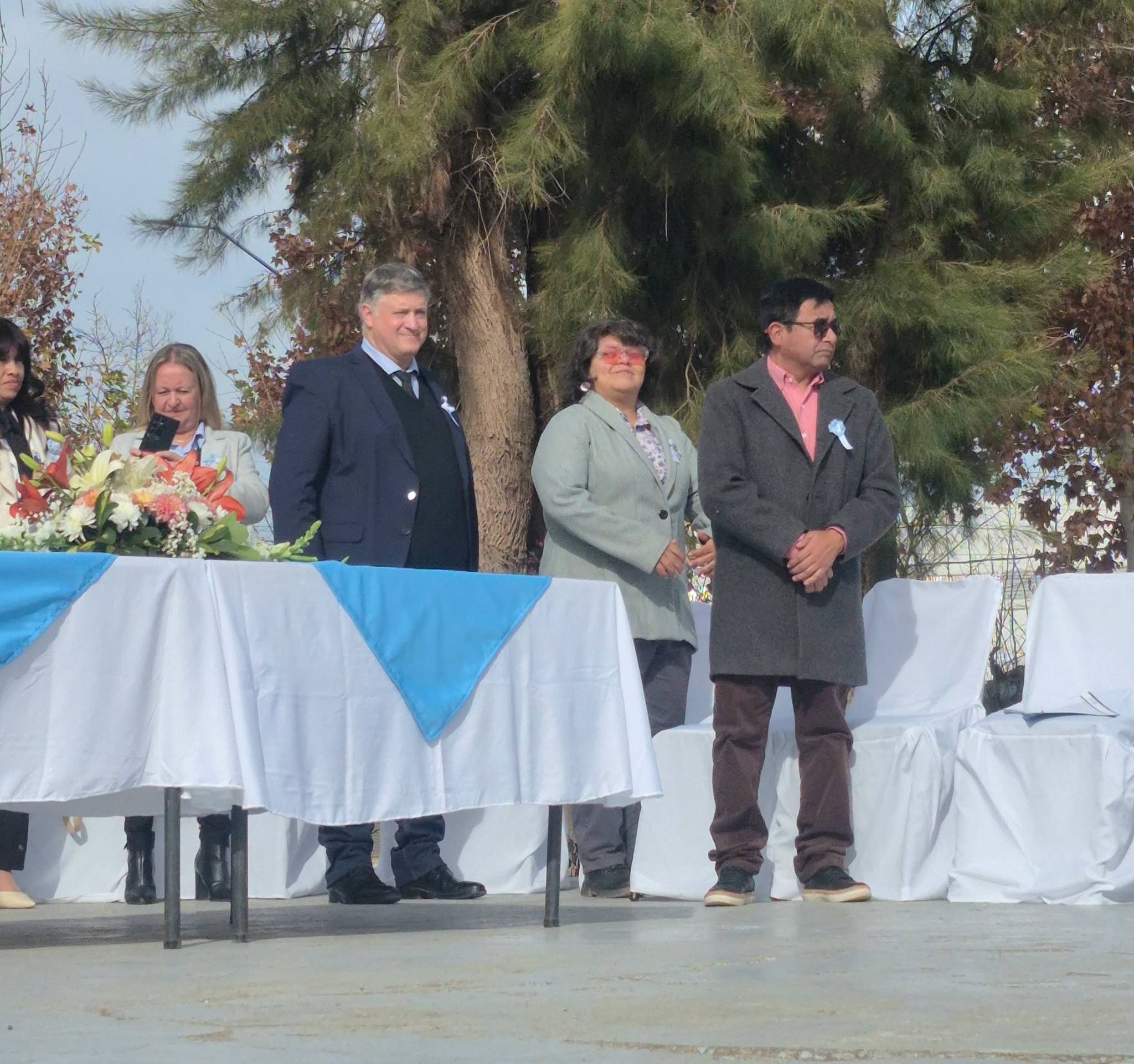 El intendente de 25 de Mayo, participio del acto de Promesa y Renovación de Lealtad a la Bandera Nacional de alumnos del departamento.