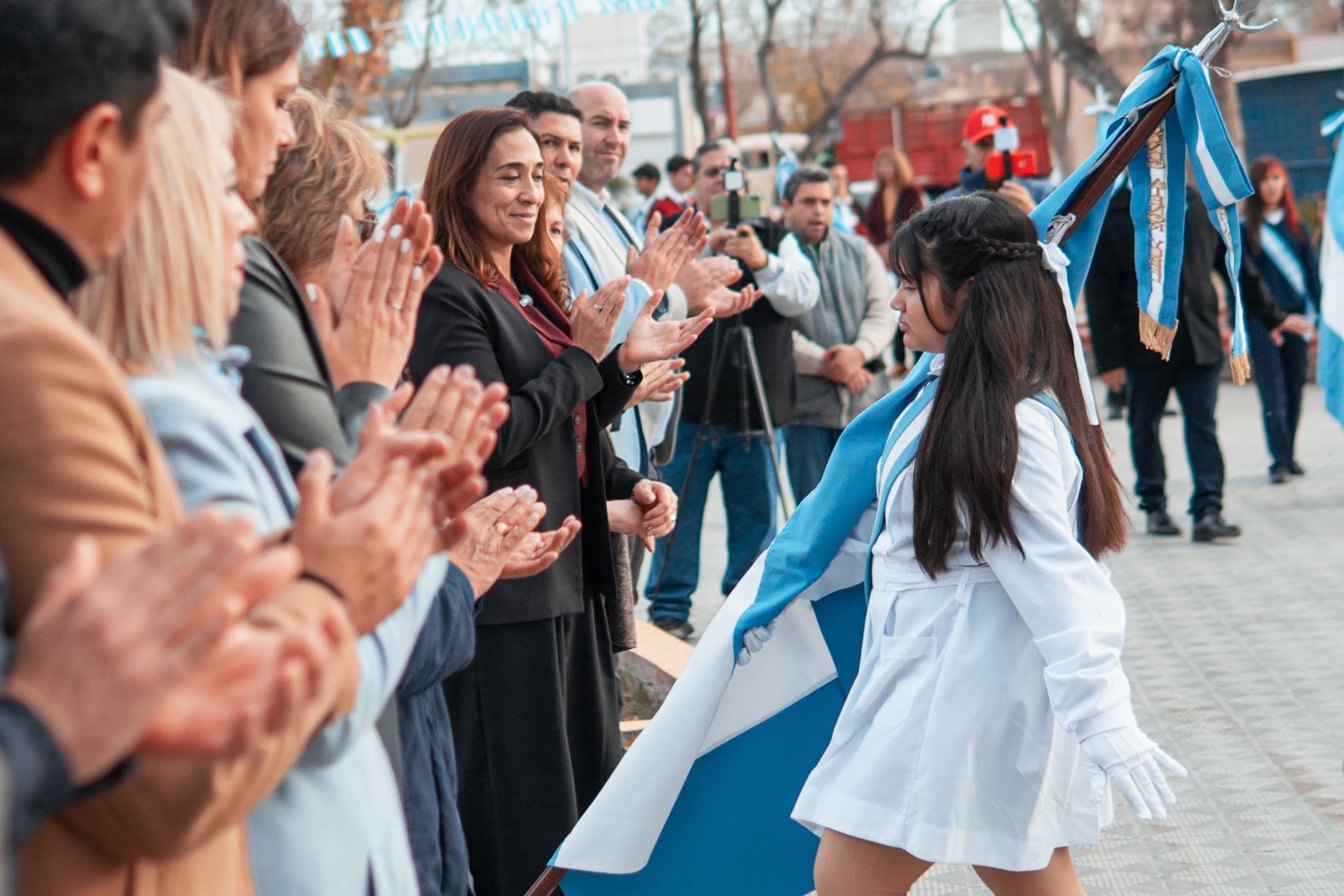 En la  Plaza Departamental,la intendenta Romina Rosas,compartio una jornada en familia, con emociones y orgullo patrio, honrando a nuestra bandera y el legado de Manuel Belgrano.