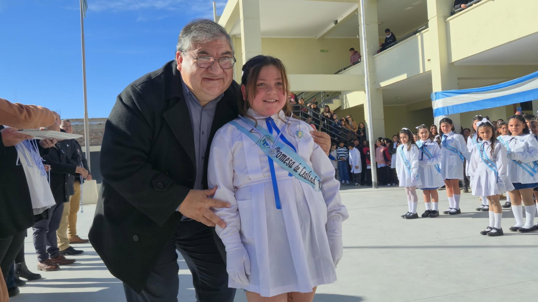 Con emoción y orgullo el intendente David Dominguez acompaño  a los alumnos de 4° grado de la Escuela Benjamín Lenoir en su tradicional Promesa de Lealtad a la Bandera.