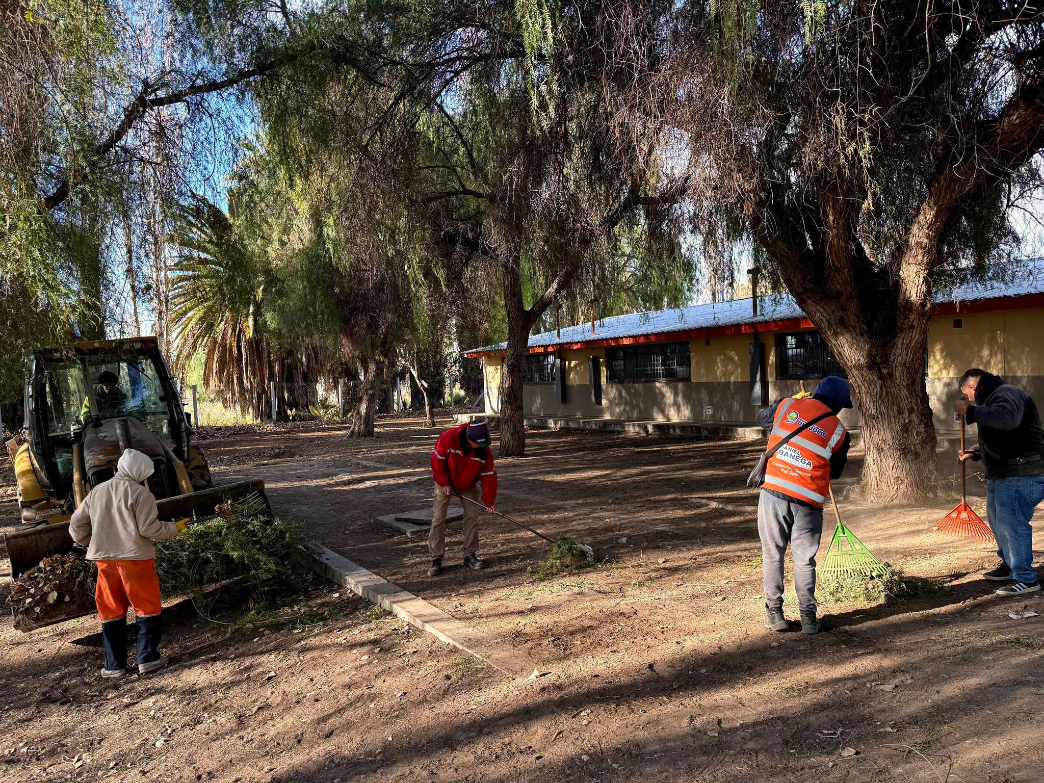 La gestion del intendente Daniel Banega,con empleados municipales acompaño a las escuelas del departamento con tareas de limpieza y mantenimiento