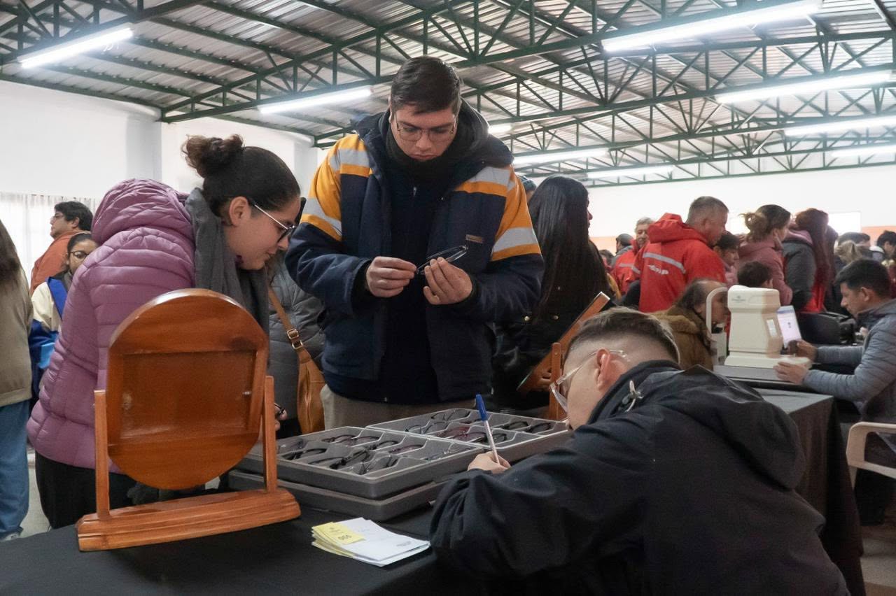 Más de 800 familias de San Martín accedieron al Operativo Oftalmológico que llevo adelante el Ministerio de Desarrollo Humano.
