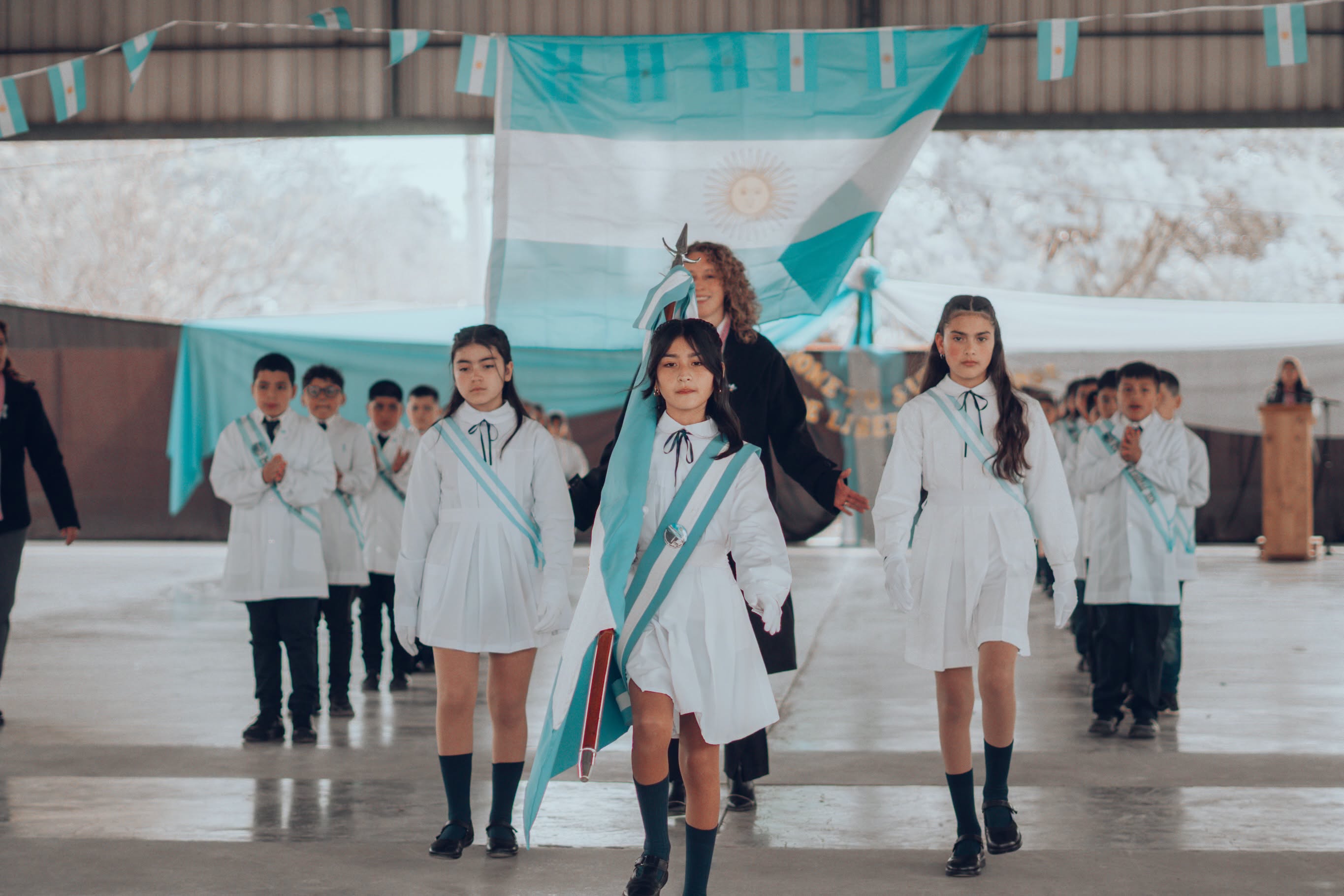 El municipio de Caucete acompñao a los alumnos de 4° grado de la Escuela Pedro Echagüe,de la Escuela Los Manantiales y de la Escuela Segundo Yubel en uno de los momentos más significativos de su vida escolar, la Promesa de Lealtad a la Bandera.