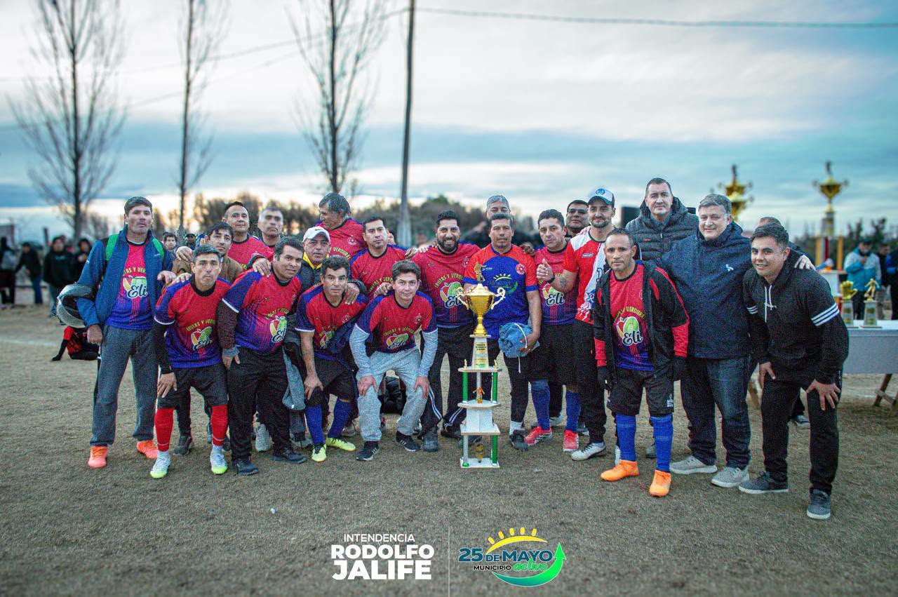 El intendente de 25 de Mayo,Rodolfo Jalife,dijo presente en la cancha de 4 Esquinas donde se disputaron las finales del Torneo de Veteranos