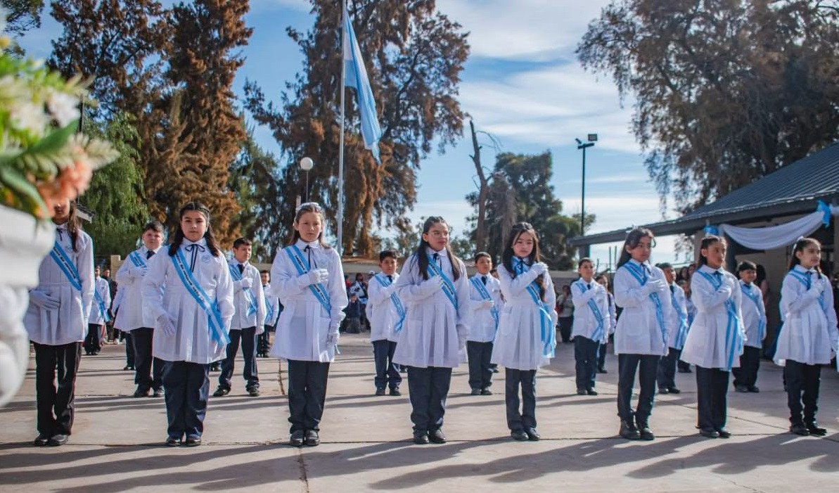 El intendente Rodolfo Jalife participo del acto por el Día de la Bandera en la Escuela Prilidiano Pueyrredón, de la localidad de Casuarinas.