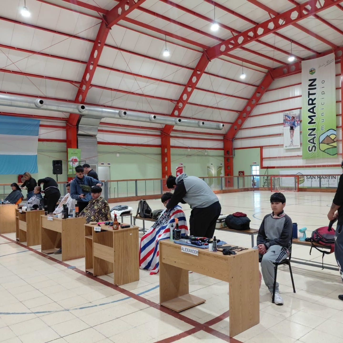 La Municipalidad de San Martín llevó adelante una nueva jornada gratuita de corte y peluquería en el Estadio Marta Orellana