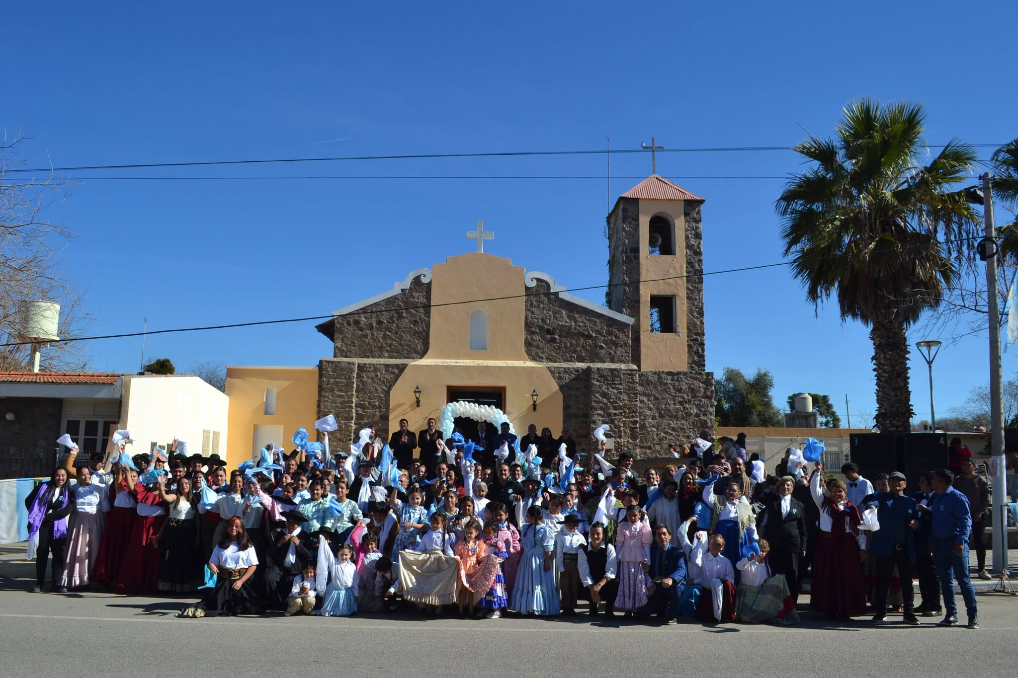 Valle Fértil celebro los 210 años de la Independencia Argentina con el gran Pericón Nacional.