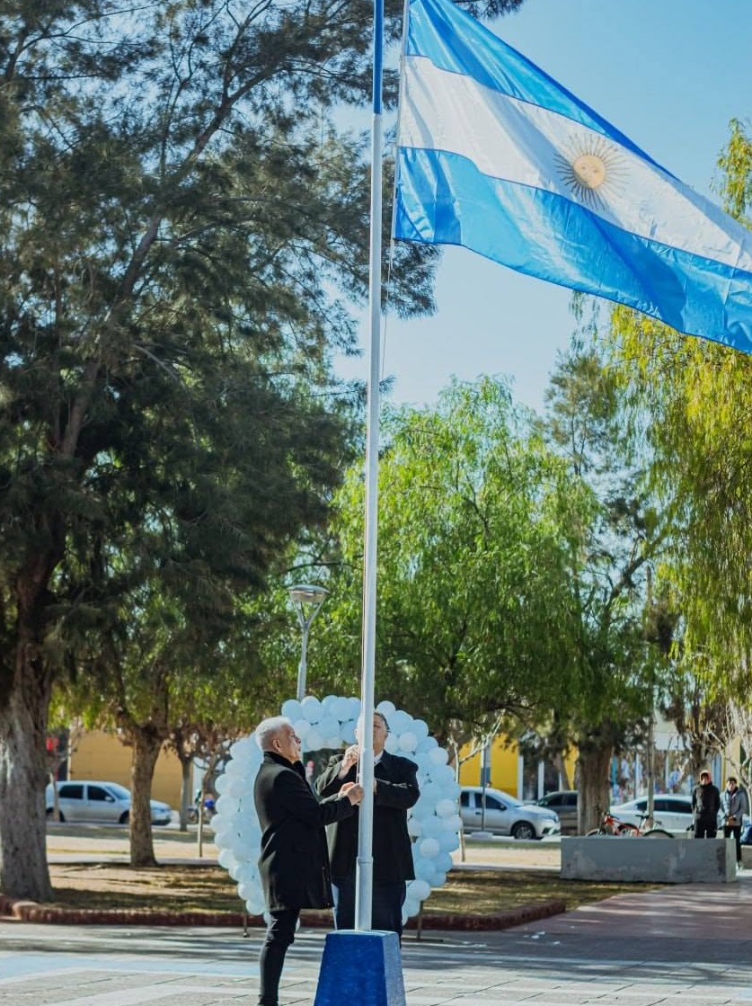 En el marco de un nuevo aniversario de la Declaración de la Independencia Argentina, la comunidad de Casuarinas vivió una emotiva jornada conmemorativa en homenaje a una de las fechas más trascendentales de nuestra historia.