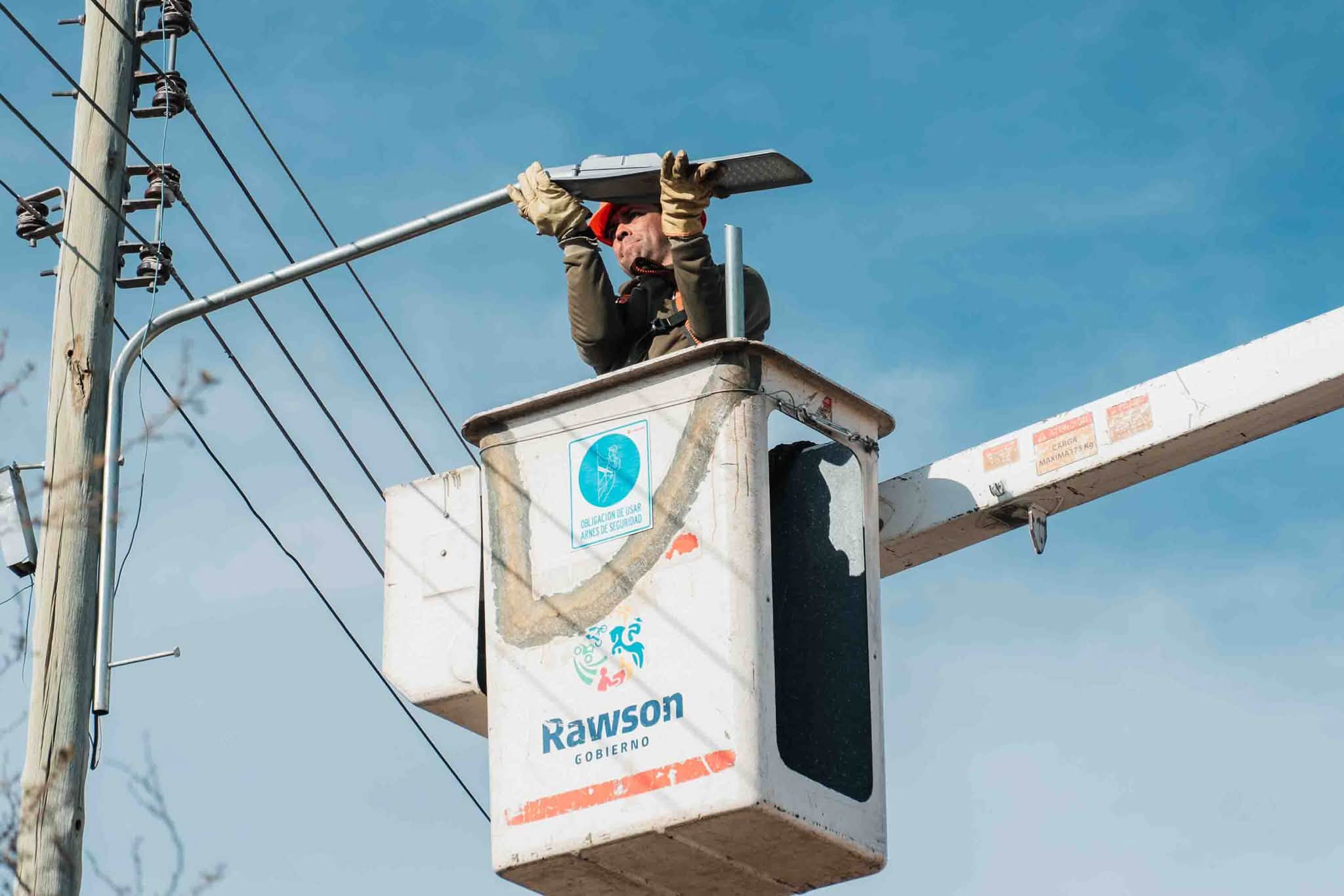 La gestion del intendente Carlos Munisaga continuna llevando nueva iluminacion de ultima generacion a difertentes sectores del departamento Rawson.