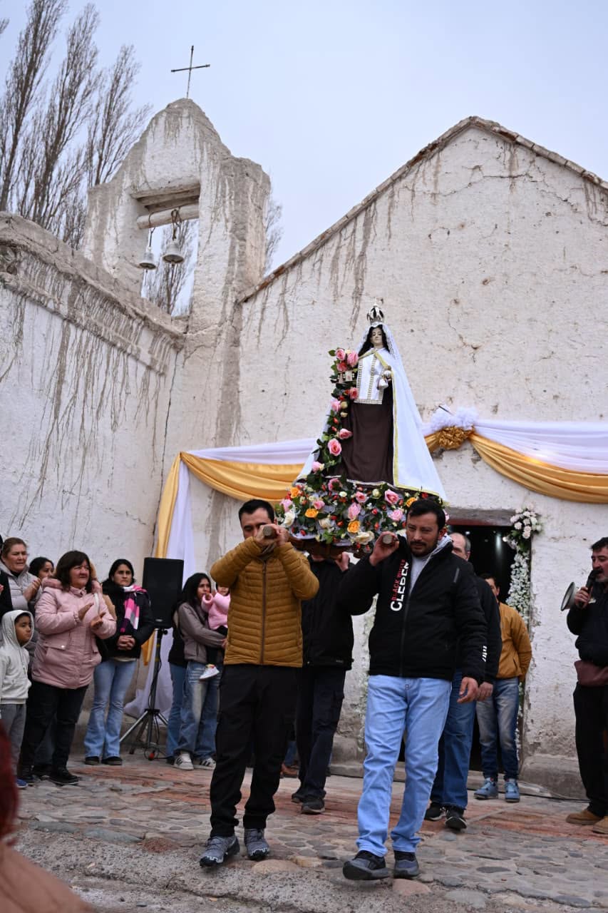 Bajo  la protección de la Virgen del Carmen todas las familias de Iglesia con  fe y  devoción desafiaron el frío en Achango.