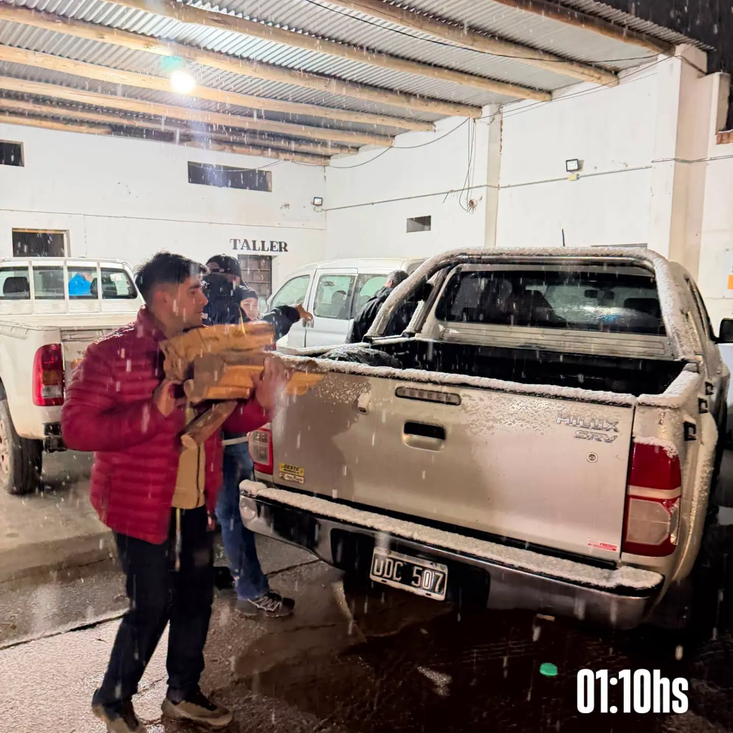 La Municipalidad de Calingasta continúa desplegando un intenso operativo de asistencia para acompañar a las familias afectadas por el fuerte temporal de nieve y bajas temperaturas que atraviesa el departamento.