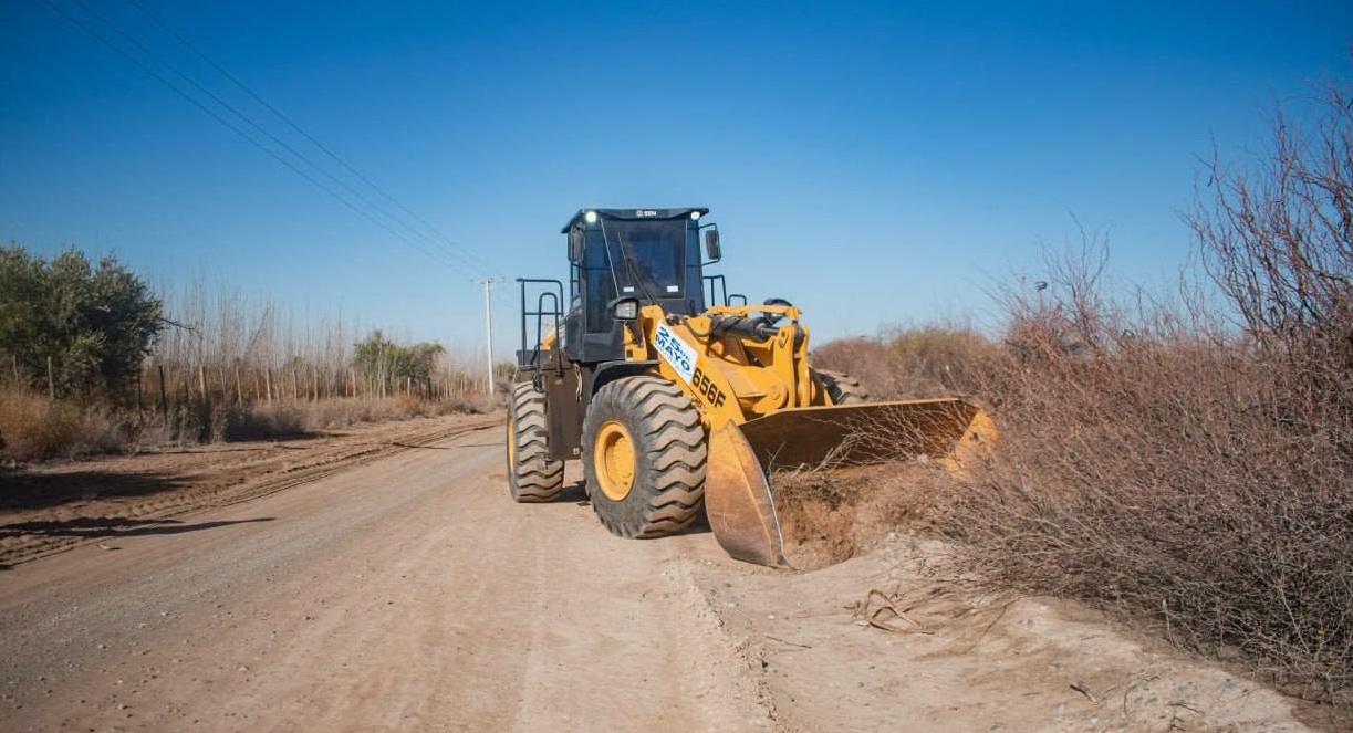 Con maquinaria propia, la Municipalidad de 25 de Mayo, lleva  adelante un importante operativo de limpieza en diferentes calles del departamento.