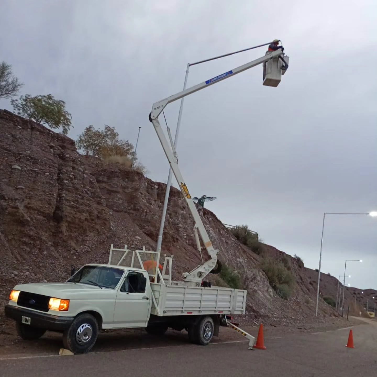 Continúan las tareas de recuperación del alumbrado público en todo el departamento de Calingasta luego del temporal