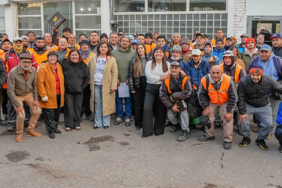 Ayudando y cuidando a quienes  cuidan Chimbas, la intendenta Daniela Rodríguez hizo entrega de indumentaria de seguridad.