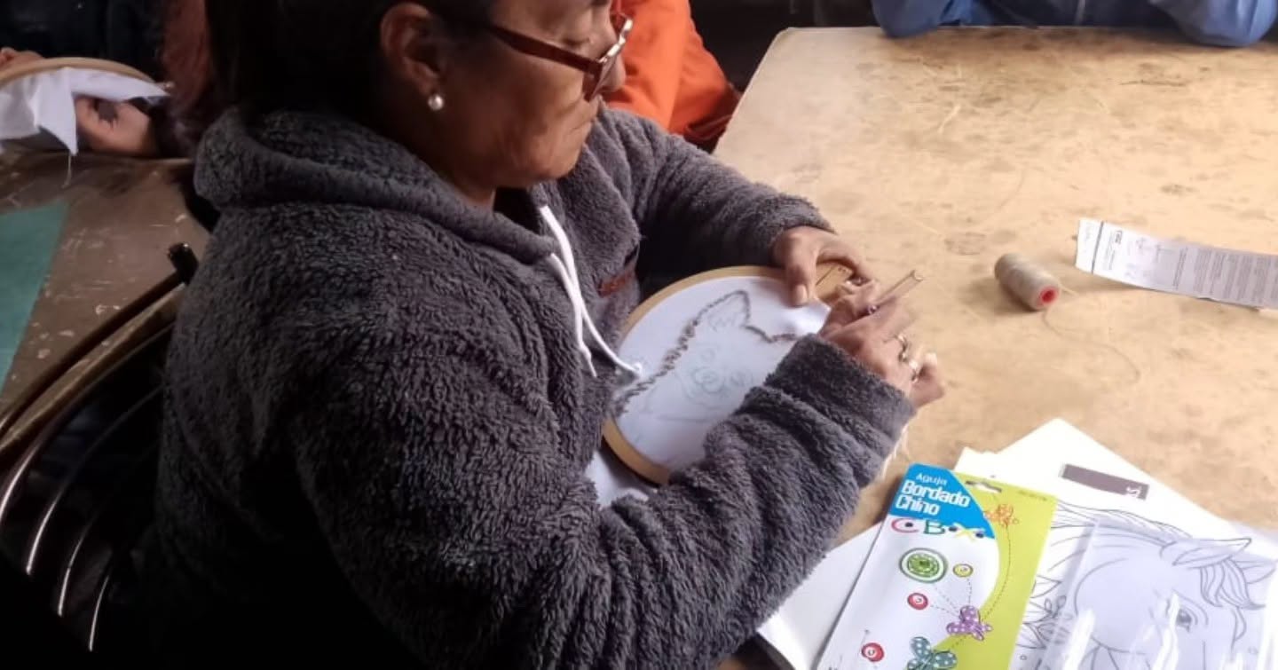 El Taller de Bordado Chino fortalece la creatividad y el encuentro en San Martin