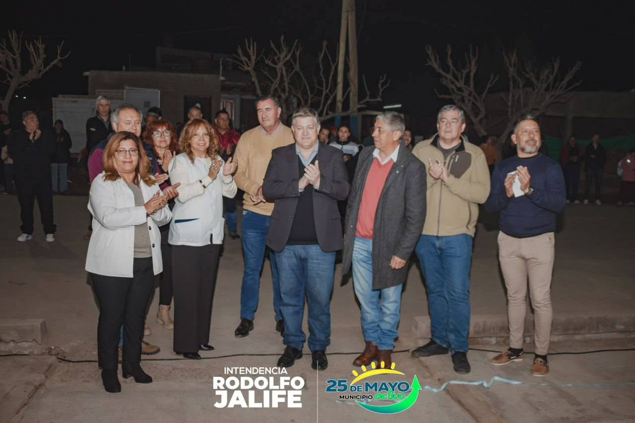 El intendente de 25 de Mayo,Rodolfo Jalife, dejó inauguradas las obras ejecutadas sobre calle 25 de Mayo, frente a la Escuela Segundino J. Navarro.