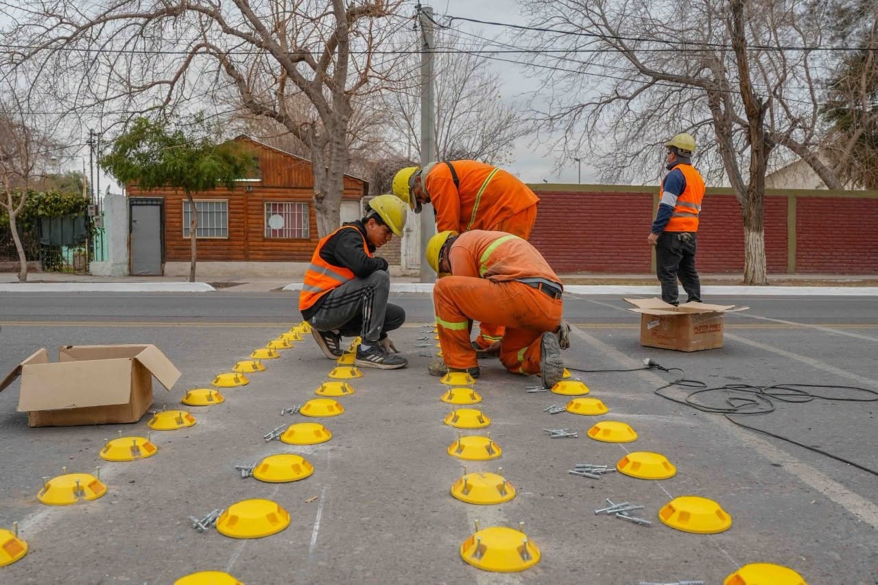 Para brindar mas seguridad vial en los barrios del departamento de Chimbas,el municipio dio inicio a obras en sus calles principales