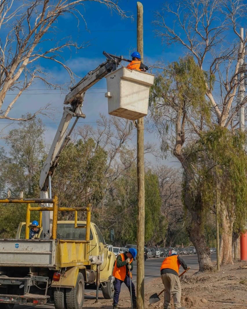 La intendenta de Chimbas,Daniela Rodríguez, avanza con obras que brindaran mas luz y seguridad a los vecinos del departamento.