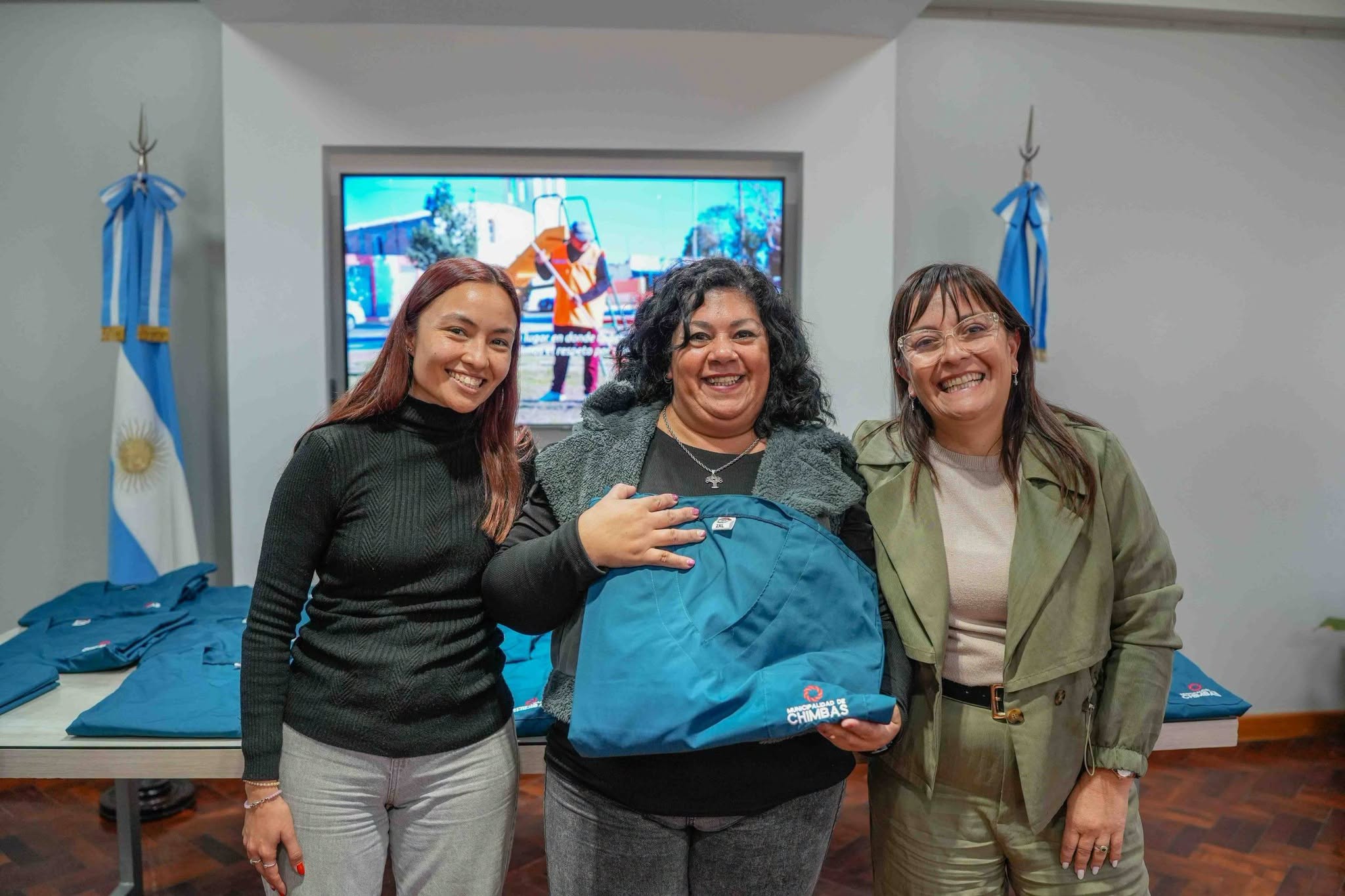 La intendenta de Chimbas,Daniela Rodriguez,hizo  entrega de ropa de trabajo a sus compañeros de Maestranza