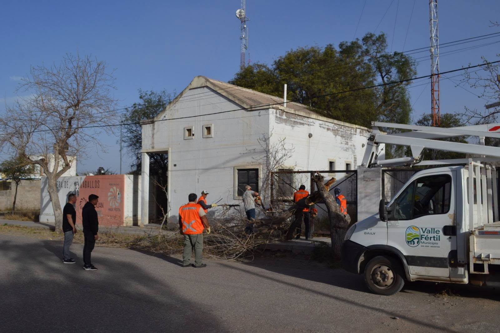 Luego del temporal de  viento zonda que azotó Valle Fértil, el personal municipal estuvo recorriendo las calles para hacer la limpieza y despeje de ramas caídas.