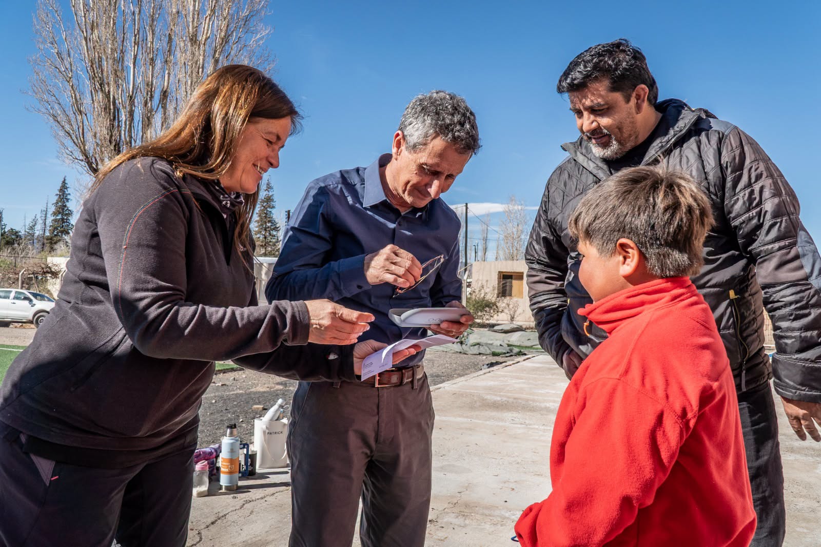Ver mejor también es abrir nuevas oportunidades  y recorrer la provincia acercando salud y más oportunidades para aprender y crecer también es una forma de construir futuro,sostuvo el Ministro de Familia Carlos Platero al visitar el operativo realizado en el interior de San Juan.