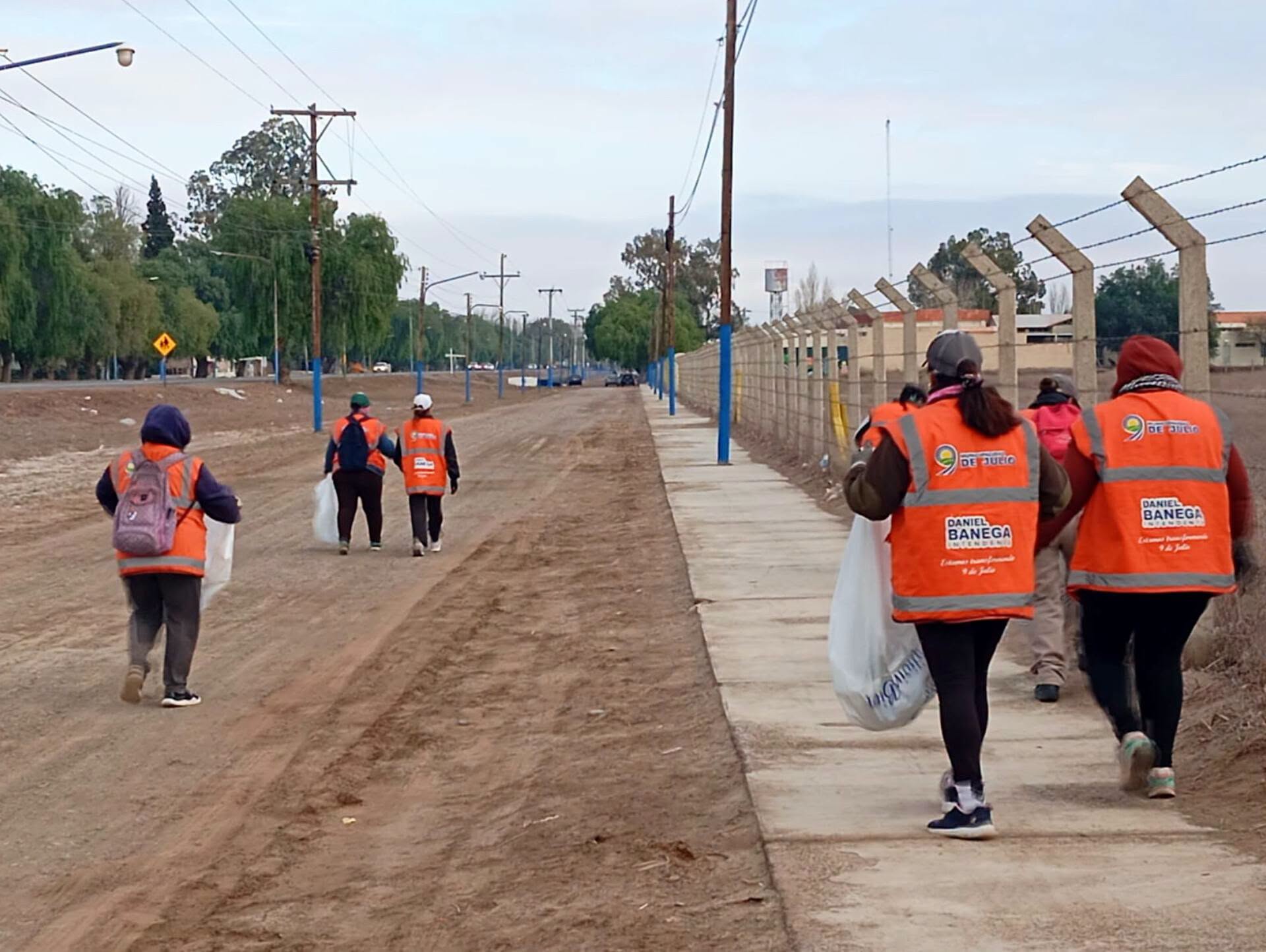 El equipo de Servicios del municipio de 9 de Julio realizo trabajos de limpieza de banquinas sobre la Ruta Nacional 20