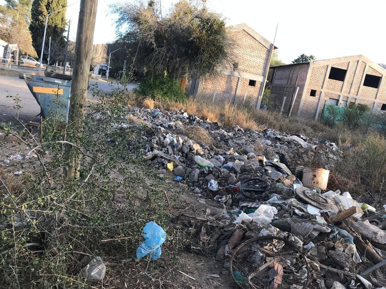 La Municipalidad de Valle Fértil, informa a la comunidad que se encuentra prohibido totalmente arrojar escombros, restos de poda, residuos domiciliarios, residuos de construcción y cualquier otro tipo de desecho en la vía pública, acequias, espacios verdes, terrenos baldíos o cualquier otro lugar no habilitado para tal fin.