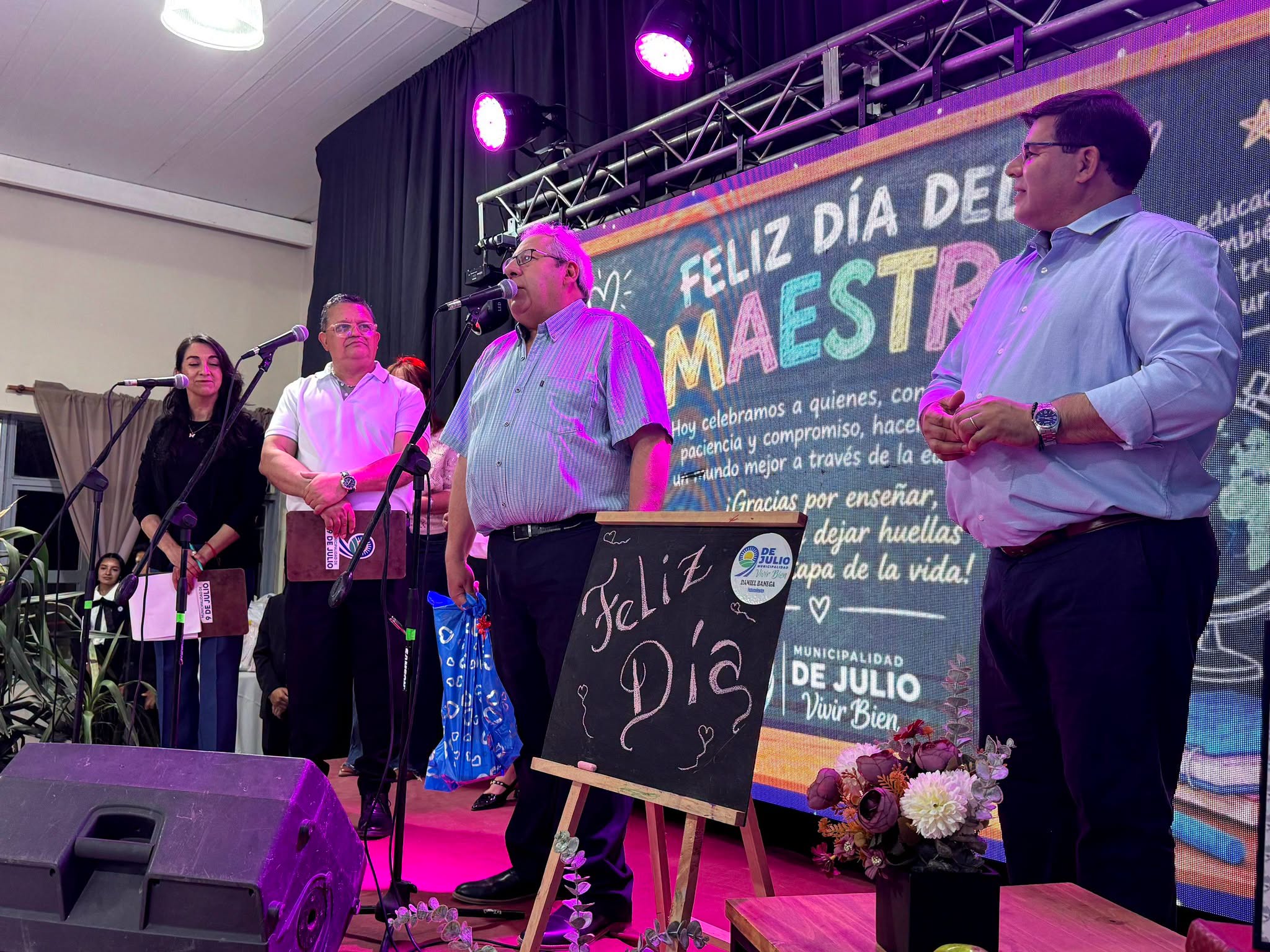 El intendente de 9 de Julio,Daniel Banega, compartió un   encuentro junto a docentes del departamento en la Casa de la Cultura