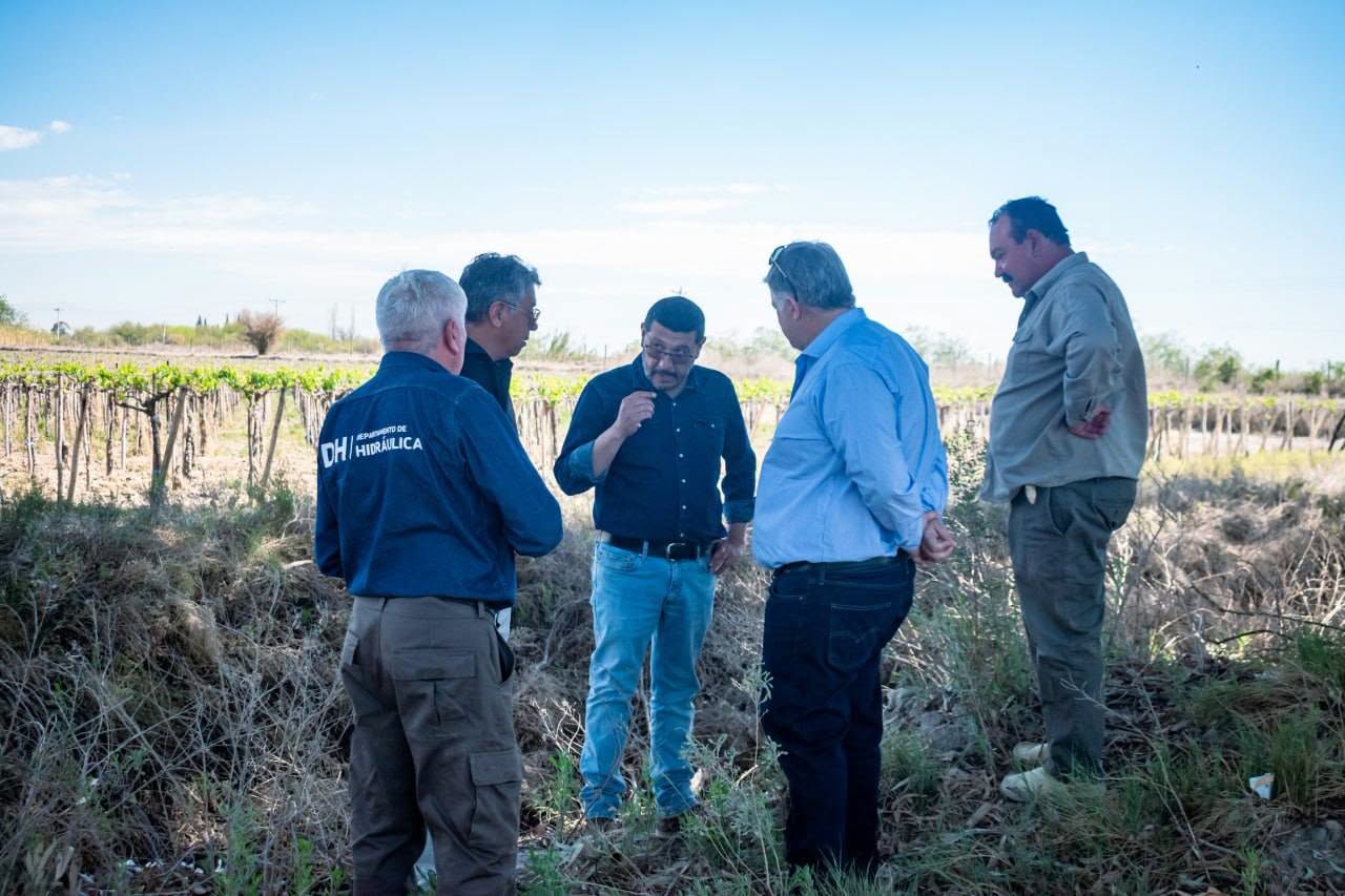 El Intendente de 25 de Mayo, Rodolfo Jalife, junto al Secretario de Obras y Servicios Públicos, José Reinoso, y los referentes del Comite de contingencia climatica del departamento, mantuvo una importante reunión de trabajo con referentes del Departamento de Hidráulica