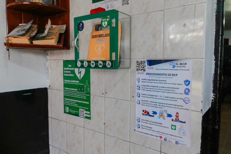8d8f0407b73ee8c507fd615485b9b05a_L.jpg Entregaron desfibriladores y capacitaron a agentes de seguridad para crear espacios cardioprotegidos