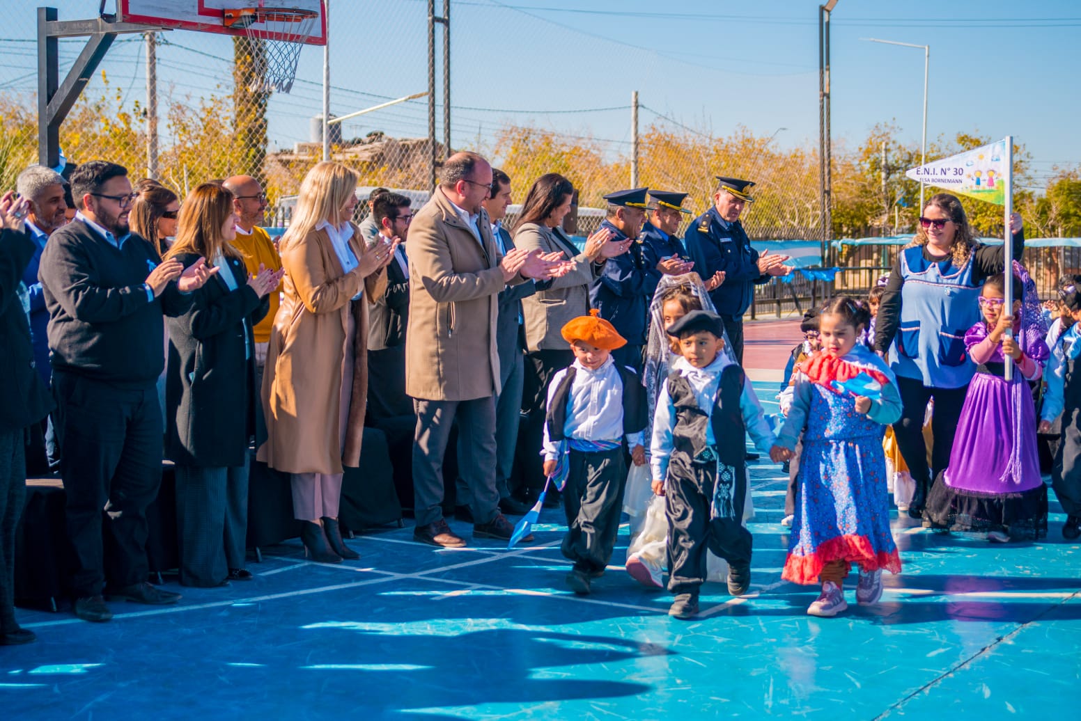 En una jornada colmada de color, patriotismo y emoción, la Municipalidad de Rivadavia llevó a cabo durante la jornada del  viernes pasado el acto central y desfile en homenaje al 216° Aniversario de la Revolución de Mayo.