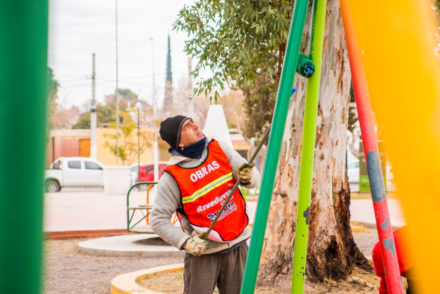Con el objetivo de seguir construyendo un departamento más ordenado, limpio y agradable para todos los vecinos, la Municipalidad de Rivadavia avanza con un importante plan de pintura y puesta en valor de espacios públicos en diferentes barrios del departamento.